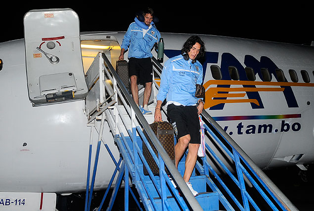 Edinson Cavani y Gastón Ramírez, descienden del avión de TAM, en el arribo de los celestes a Puerto Ordaz.