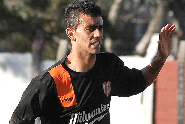 Ramón Valencio, el goleador, cerró la gran victoria de Villa Teresa 3:0 a Huracán. 