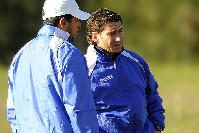 Leonardo Ramos y el profesor Matías Eijo, tendrán en horas el primer refuerzo para la temporada 2013-2014.