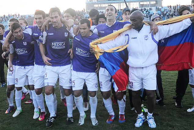 Emilio Rentería festejó con la bandera de su país, Venezuela.