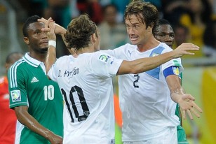 El abrazo de Diego Forlán y Diego Lugano, artífices de los goles de la gran victoria de Uruguay 2:1 a Nigeria.