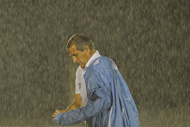 Oscar Tabárez bajo intensa lluvia dirigiendo el  entrenamiento celeste en el Club Náutico Capibaribe.