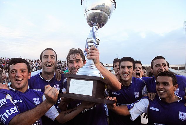 Andrés Fleurquin, capitán violeta, levanta la Copa de Campeón del Torneo Clausura. Festejo a pleno para los de Punta Carretas.