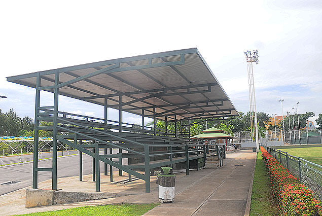 La tribuna techada del campo de juego del Centro Portugués.