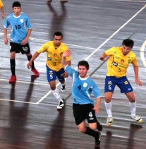Uruguay en acción frente a Brasil.