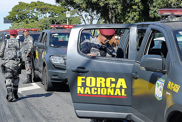Las fuerzas de choque prontas para actuar en las afueras del estadio Mineirao.