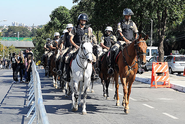 La policía montada custodia las inmediaciones del estadio Mineirao.