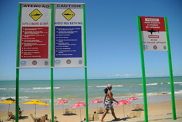 Los carteles que anuncian la presencia de tiburones en la playa de Boa Viagem en Recife.