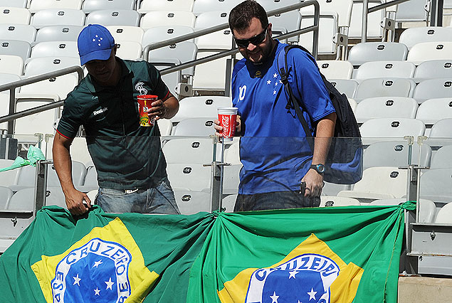 Hinchas de Cruzeiro con la camiseta de su club y la brasileña en la tribuna del estadio Mineirao.