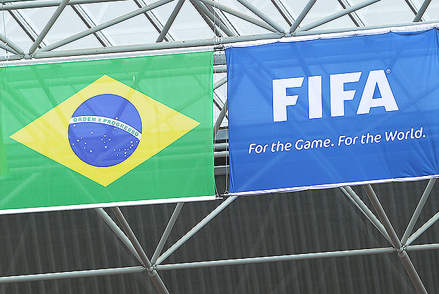 Las banderas de Brasil y de la FIFA.