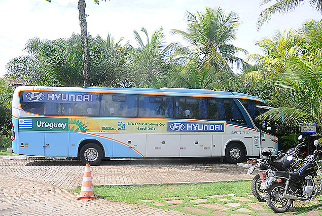 Llega el bus al Hotel Catussaba Resort donde está alojado Uruguay.