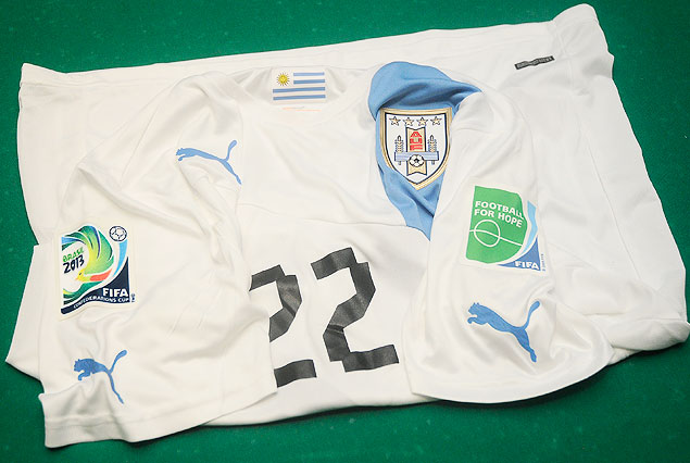 Uruguay lucirá de blanco ante España. Aquí la nueva camiseta PUMA, confeccionada para la Copa de las Confederaciones.