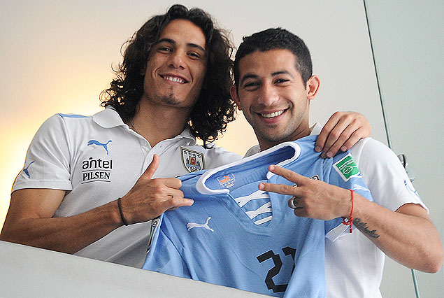 Edinson Cavani y Walter Gargano exhibiendo la camiseta Celeste que presentará Uruguay en la Copa Confederaciones.