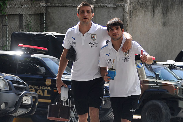 Sebastián Eguren y Nicolás Lodeiro en el arribo de Uruguay a Recife. 