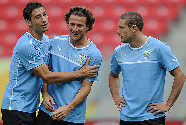 Sebastián Eguren, Diego Forlán y Diego Pérez en la cancha del estadio Arena Pernambuco.