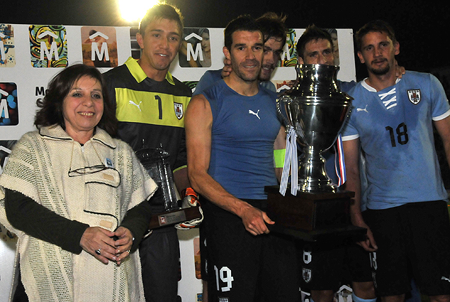 Andrés Scotti con el trofeo  junto a sus compañeros y la intendente de Montevideo, Ana Olivera.