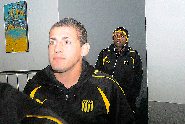 Mauro Fernández en el arribo al vestuario, será titular,  y Marcelo Zalayeta detrás.