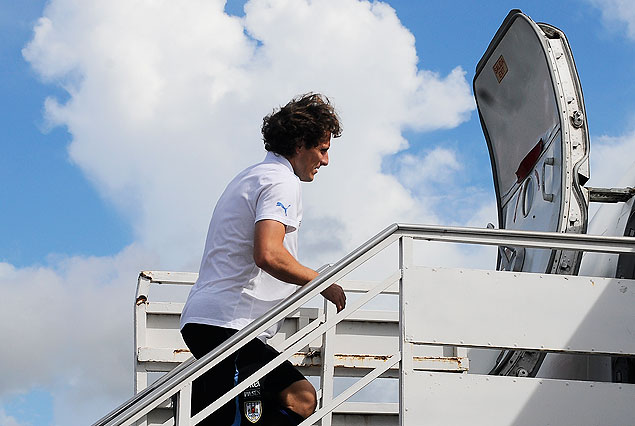 Diego Forlán en la escalera del avión a Recife para seguir viaje en la Copa Confederaciones. 