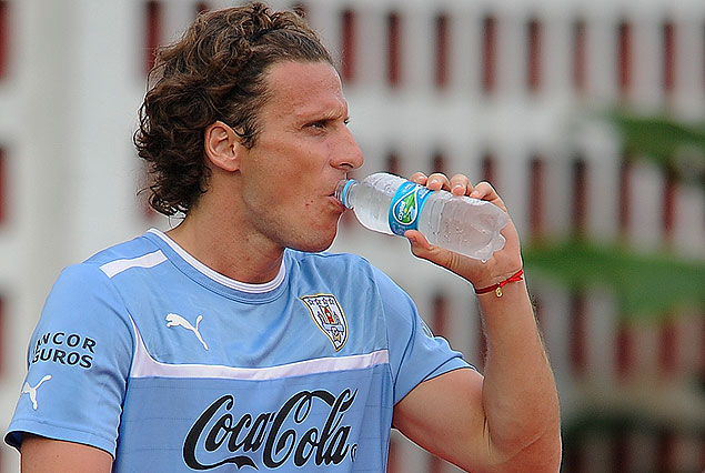 Diego Forlán jugó el clásico en Porto Alegre. 