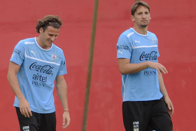 Diego Forlán y Gastón Ramírez caminan por la cancha del estadio Barradao.