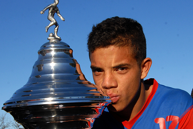 El juvenil David Terans besó la Copa en la gran felicidad de los rojos y fue la gran figura del partido. 