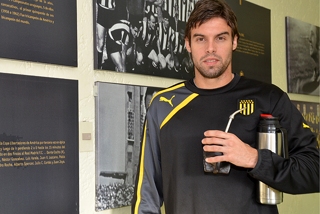 Gonzalo Viera en Los Aromos de aurinegro y con la compañía infaltable del mate.