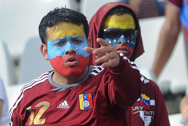Los hinchas venezolanos le ponen color y calor al estadio Cachamay.