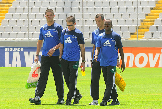 Los árbitros brasileños caminaron en el césped del Estadio Cachamay. 
