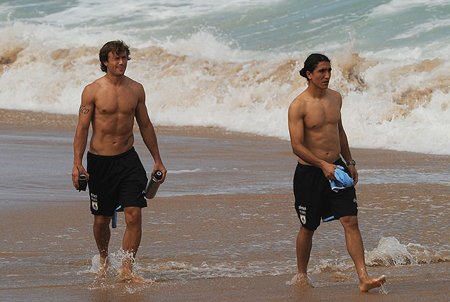 El Capitán Diego Lugano y Juan Castillo en una caminata por la playa de Bahía.
