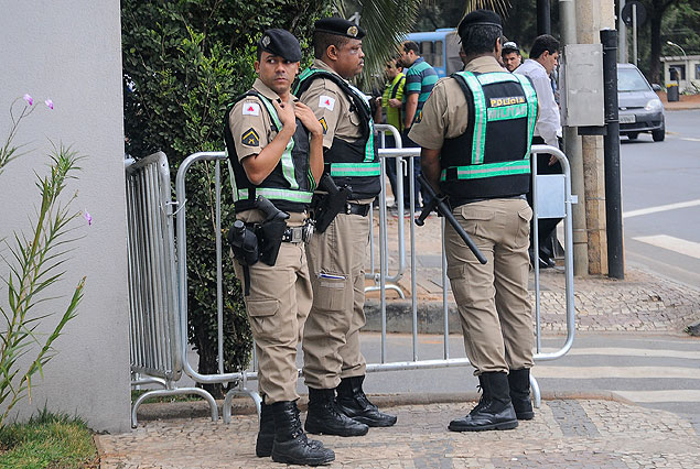 La policía local custodiando los accesos al hotel donde se encuentra alojada la delegación uruguaya. 