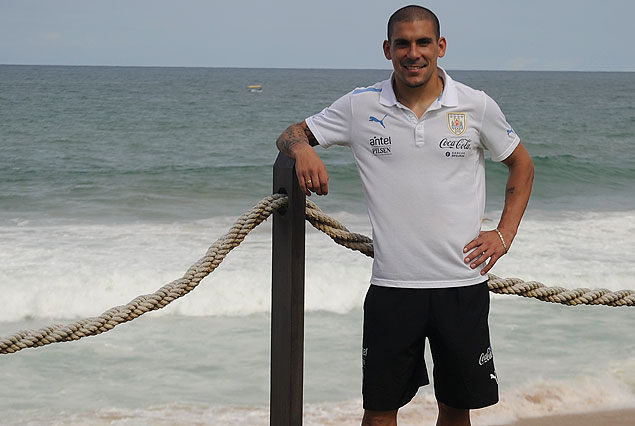 Maximiliano Pereira posa con la playa y el Océano Atlántico de fondo.