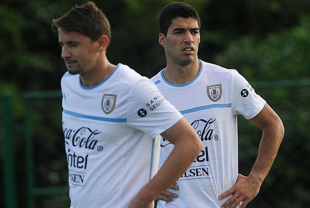 Gastón Ramírez y Luis Suárez en el complejo de Sport Recife.