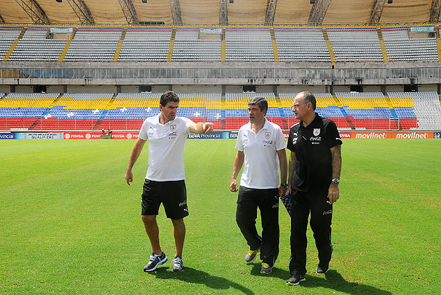 Mario Rebollo, el Prof. José Herrera y Eduardo Belza en la cancha del Estadio Cachamay de Puerto Ordaz donde la Celeste se jugará gran parte de su destino en las Eliminatorias. 
