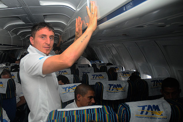 Cristian "Cebolla" Rodríguez en el avión charter de TAM Bolivia.