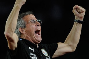 El grito de victoria del Maestro Tabárez en el Estadio Cachamay de Puerto Ordaz. 