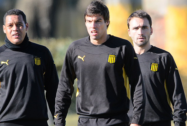Emiliano Albin volvió a Los Aromos en la imagen junto a Gonzalo Viera y Darío Rodríguez.
