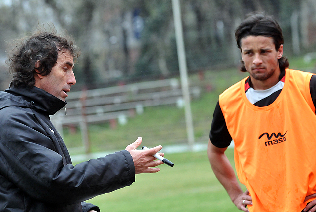 Guillermo Almada, entrenador de River Plate y el zaguero Gabriel Marques.