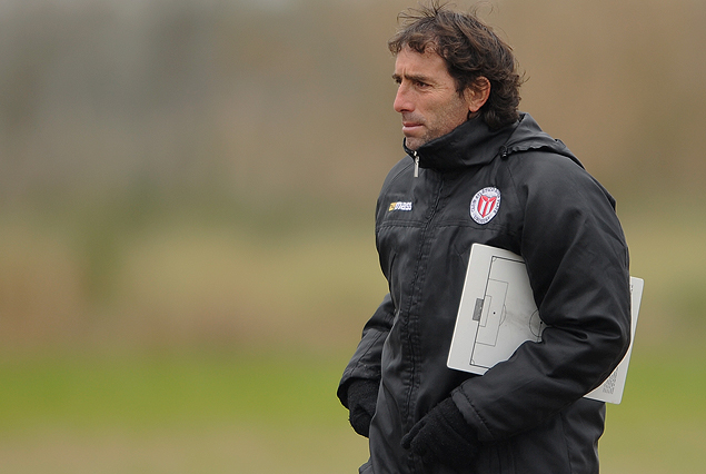 Guillermo Almada, entrenador de River Plate, planifica la semana de amistosos. 