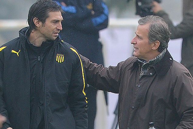 Diego Alonso, el técnico de Peñarol, y Juan Pedro Damiani, presidente, el sábado en el CAR.