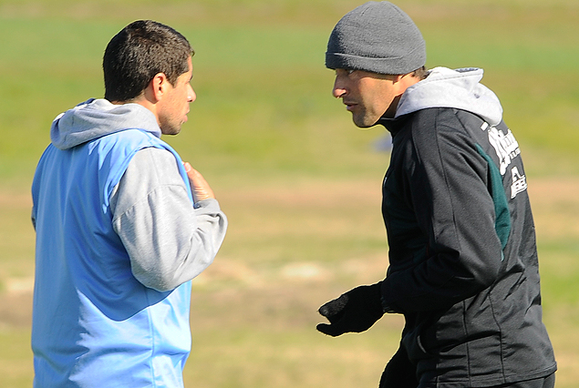 Andrés Aparicio y Osvaldo Canobbio, capitán y entrenador de El Tanque Sisley.