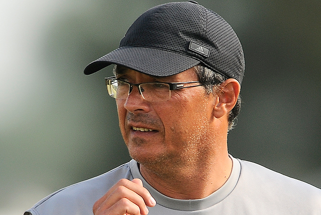 Alfredo Arias, entrenador de Wanderers, prepara el equipo para la Sudamericana.