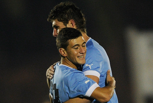 Giorgian De Arrascaeta y el goleador Felipe Avenatti, en el abrazo de la victoria celeste.