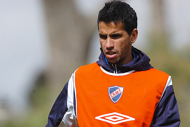 El volante Juan Ramón Curbelo, cerca de Cerro pedido por Danilo Baltierra.