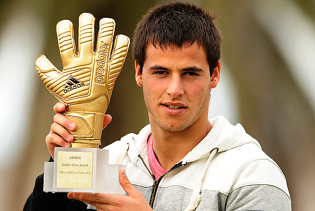 Guillermo De Amores, con el guante de oro que lo consagró como el mejor arquero del mundo en la categoría Sub 20.