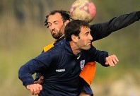 Ignacio Risso y Ernesto Dudok van con fuerza a la pelota aérea. 