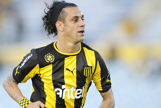 Fabián Estoyanoff al ataque en los aurinegros el domingo en Toronto. 