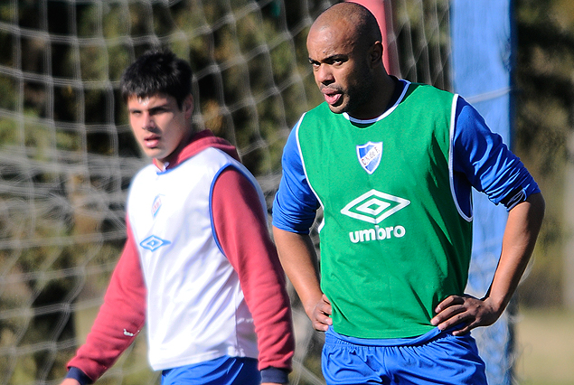 Guillermo De los Santos y Caué Fernandes, dupla de zagueros que juntó Nacional pensando en el futuro. 