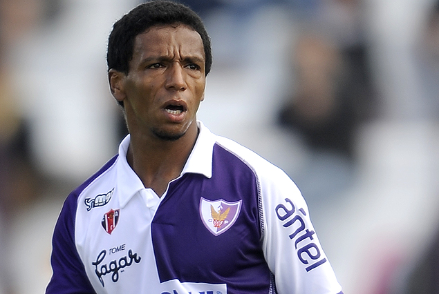 Juan Alvez en la puerta de Liverpool.