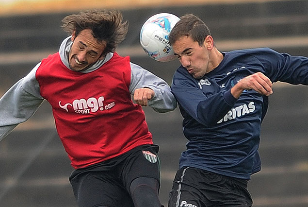 Mathías Guzmán y Gastón Filguera, van con todo en busca del balón.
