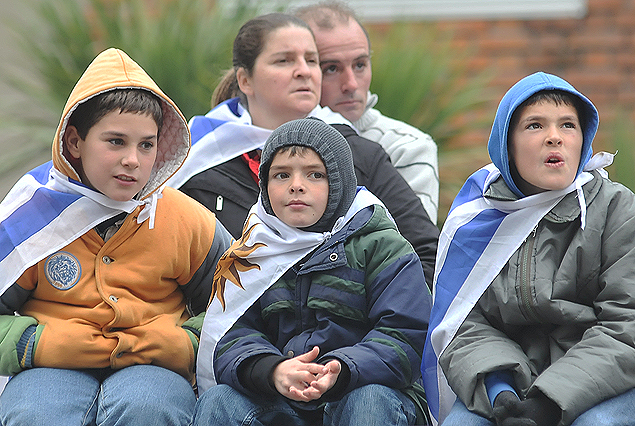 Niños que se acostumbran a ver a Uruguay definiendo al más alto nivel del fútbol.